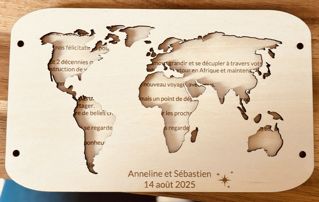 Carte du monde en bois – Cadeau de mariage (20 × 12 cm)